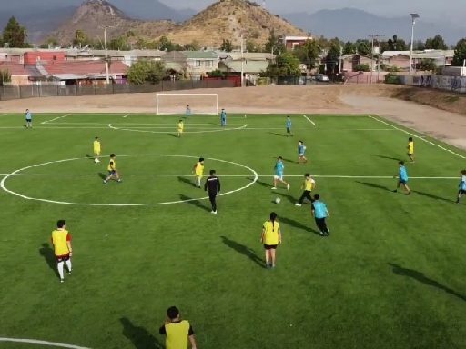Cancha de fútbol con pasto sintético