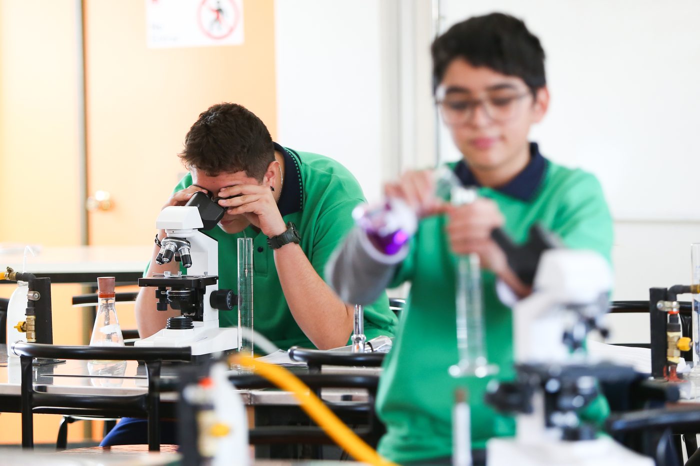 Estudiantes en el laboratorio de ciencias